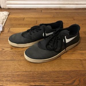 Nike SB Lunarlon black tennis shoes